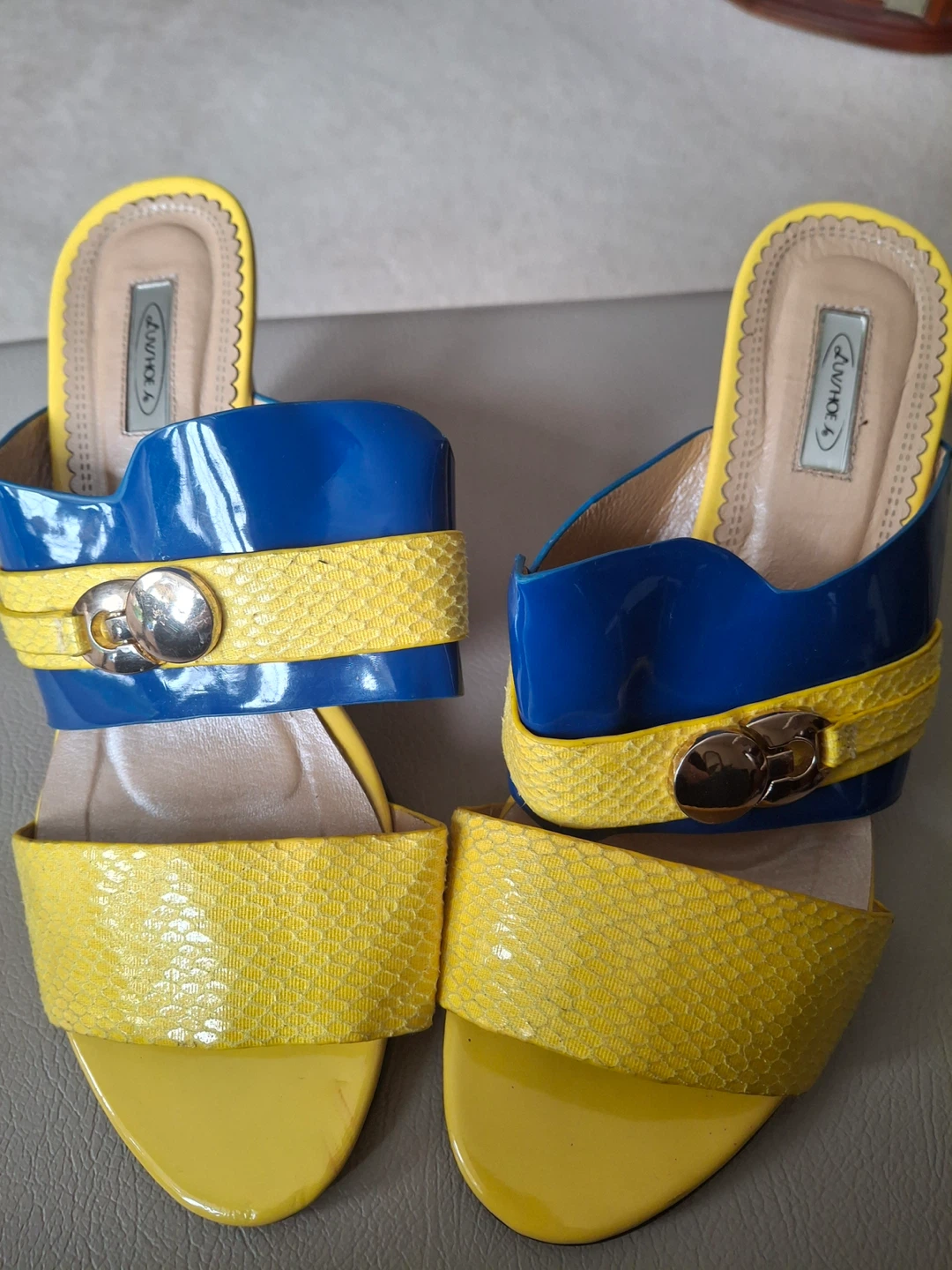 Blue and yellow wedge sandals with flower detail - photo 2