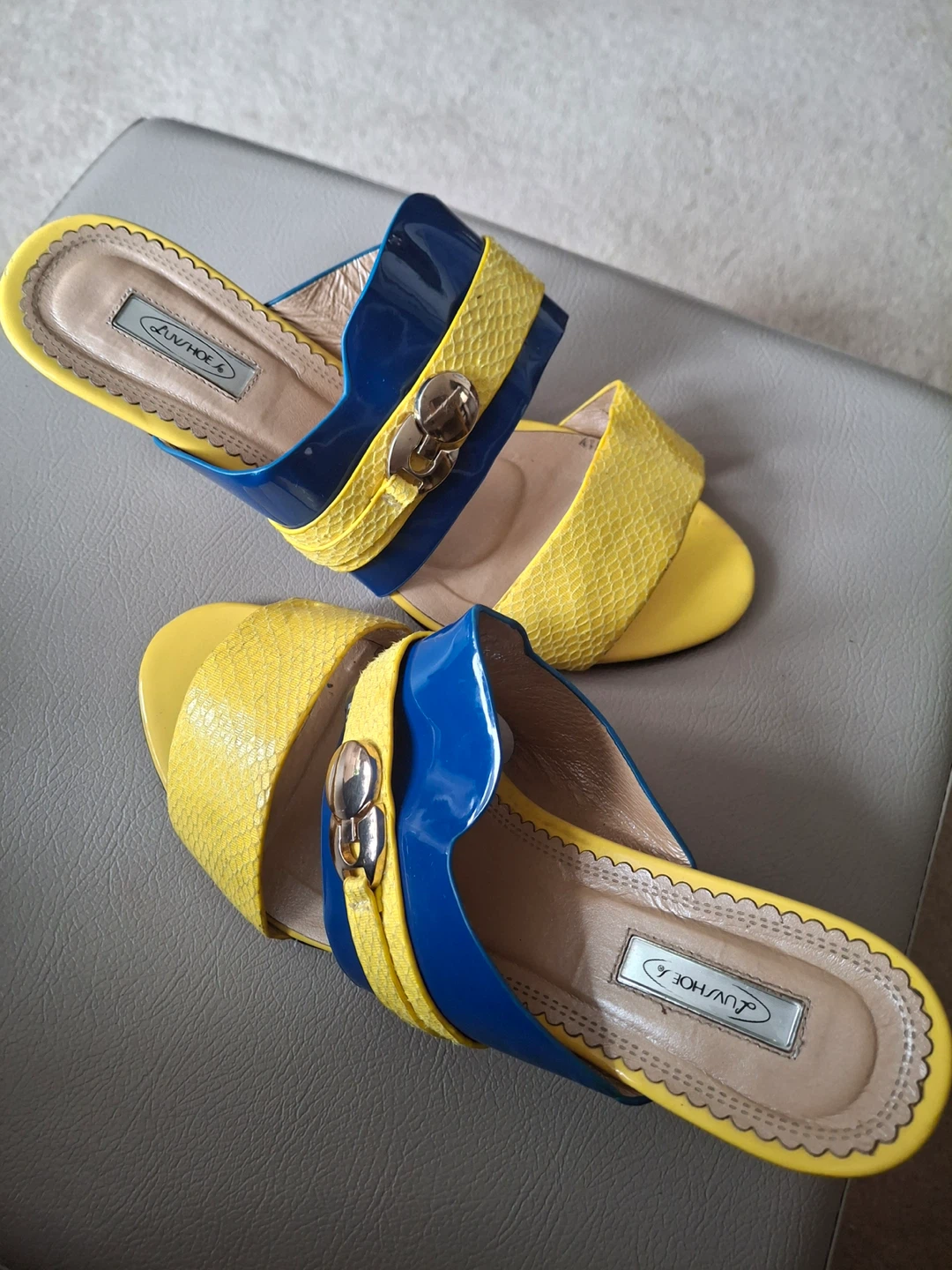 Blue and yellow wedge sandals with flower detail - photo 3