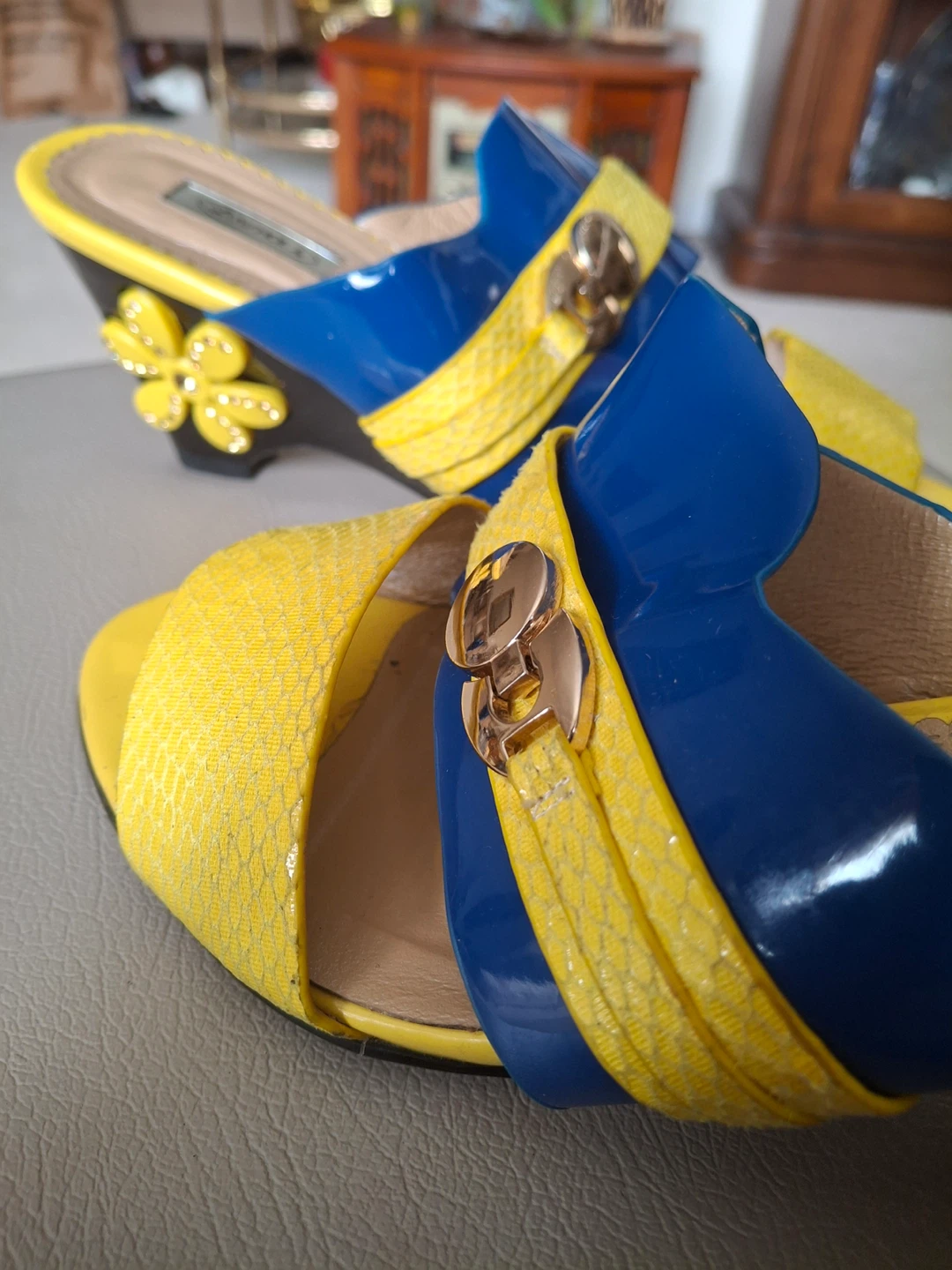 Blue and yellow wedge sandals with flower detail - photo 4