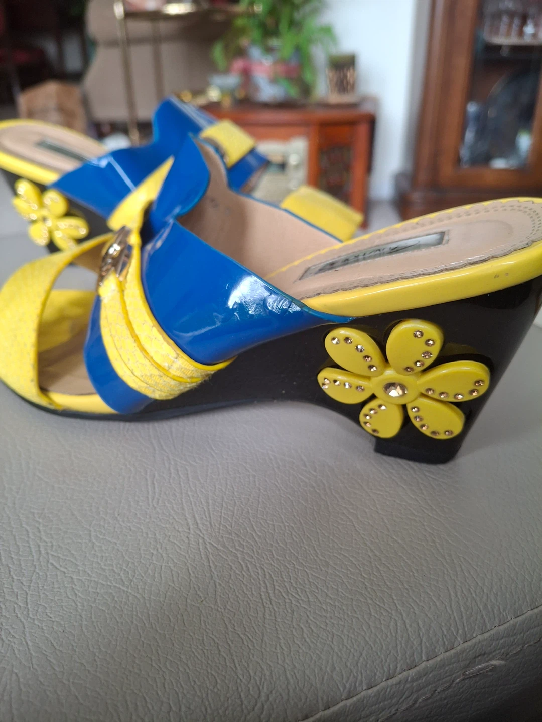 Blue and yellow wedge sandals with flower detail - photo 5
