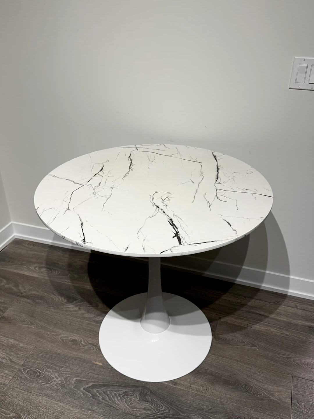 Round dining table
