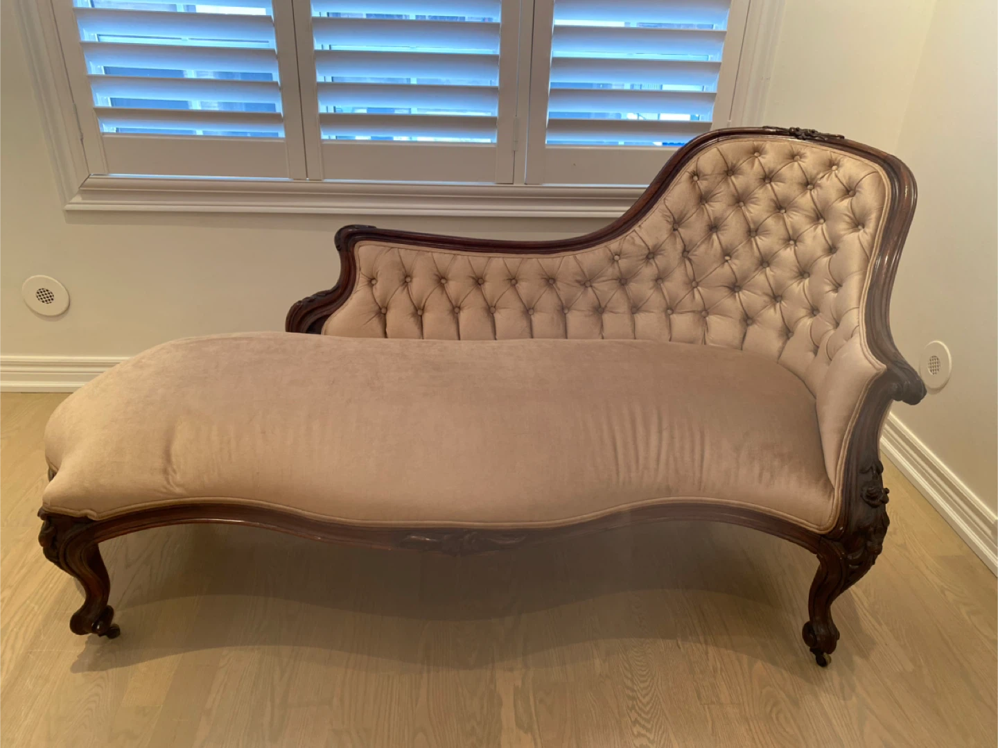 Vintage Chaise Lounge - Tufted Velvet Sofa
