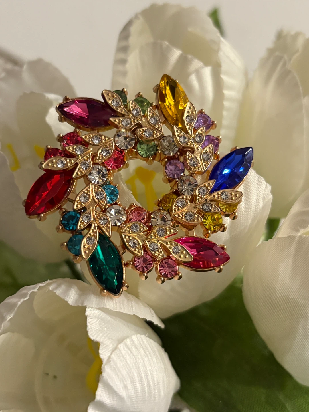 Beautiful Brooch with Assorted Coloured Gemstones - photo 3