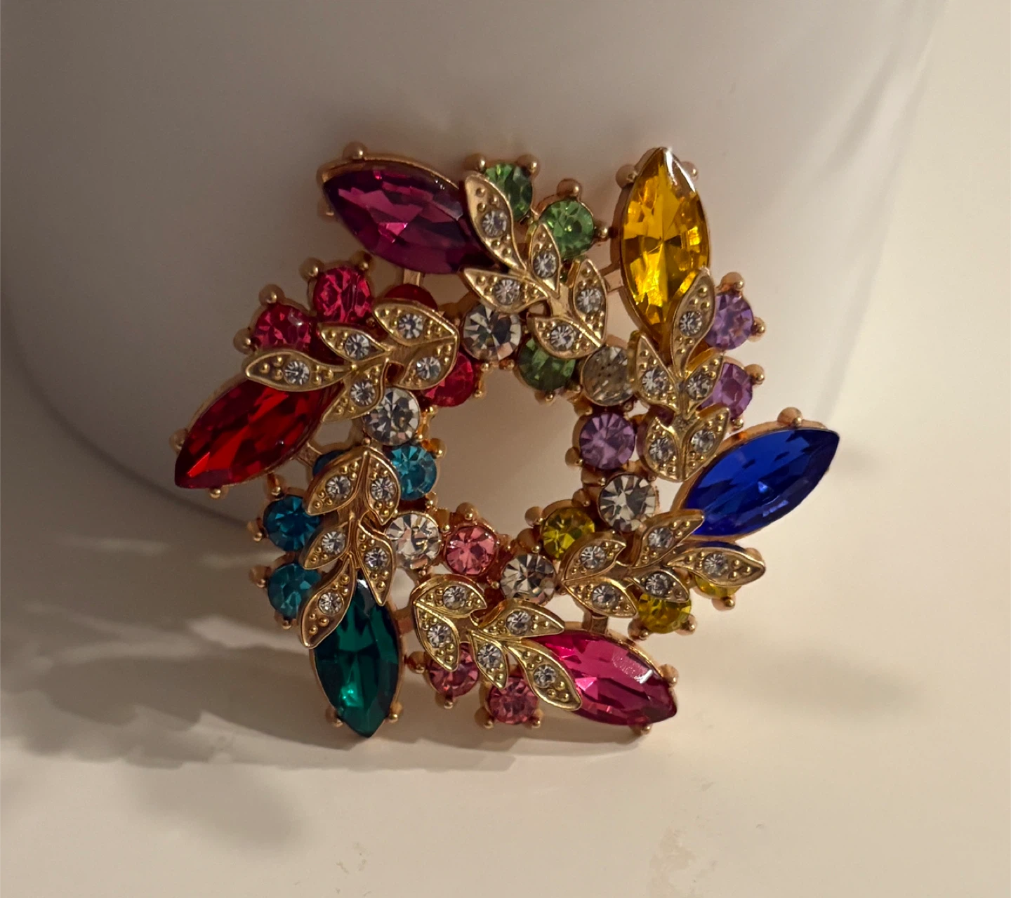Beautiful Brooch with Assorted Coloured Gemstones - photo 4