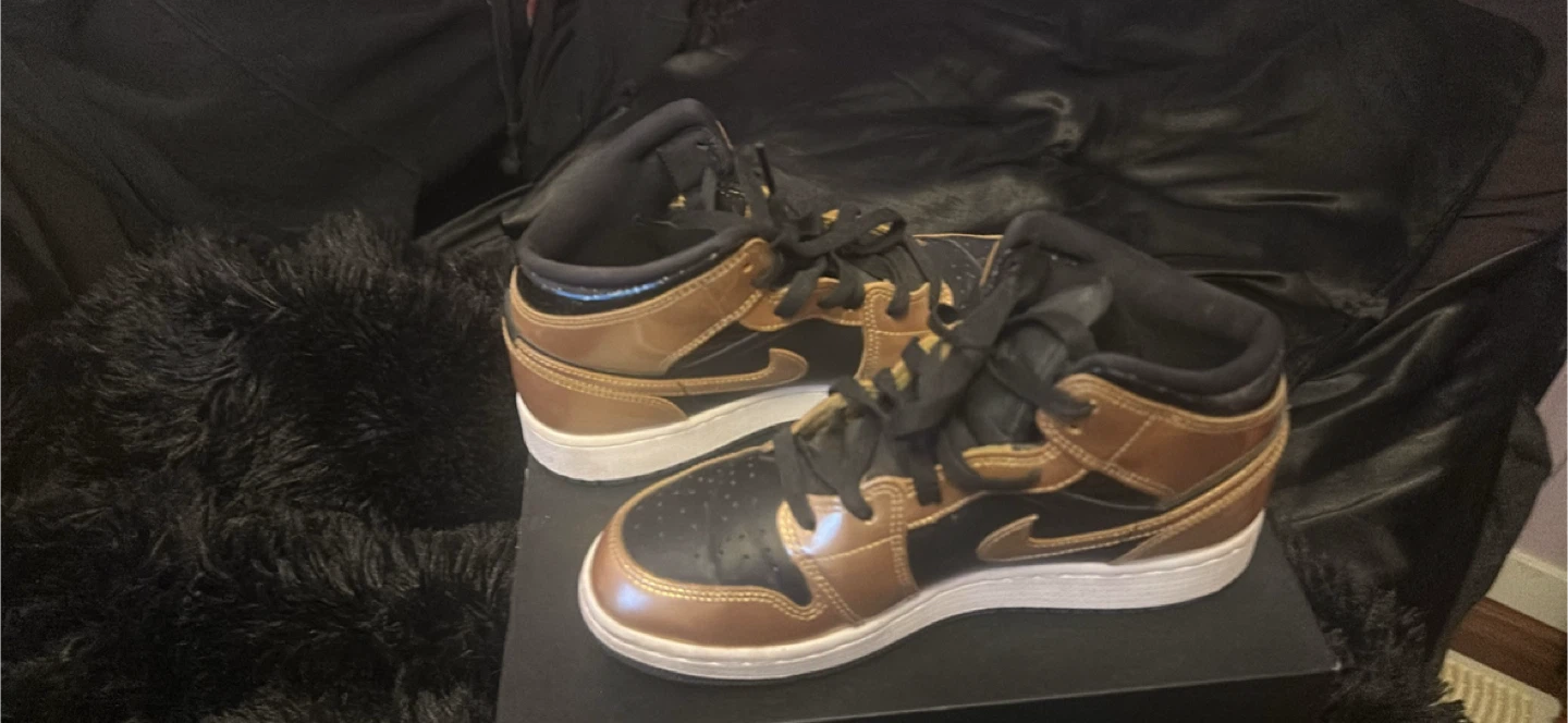 Air Jordan 1 Mid Gold Black Sneakers