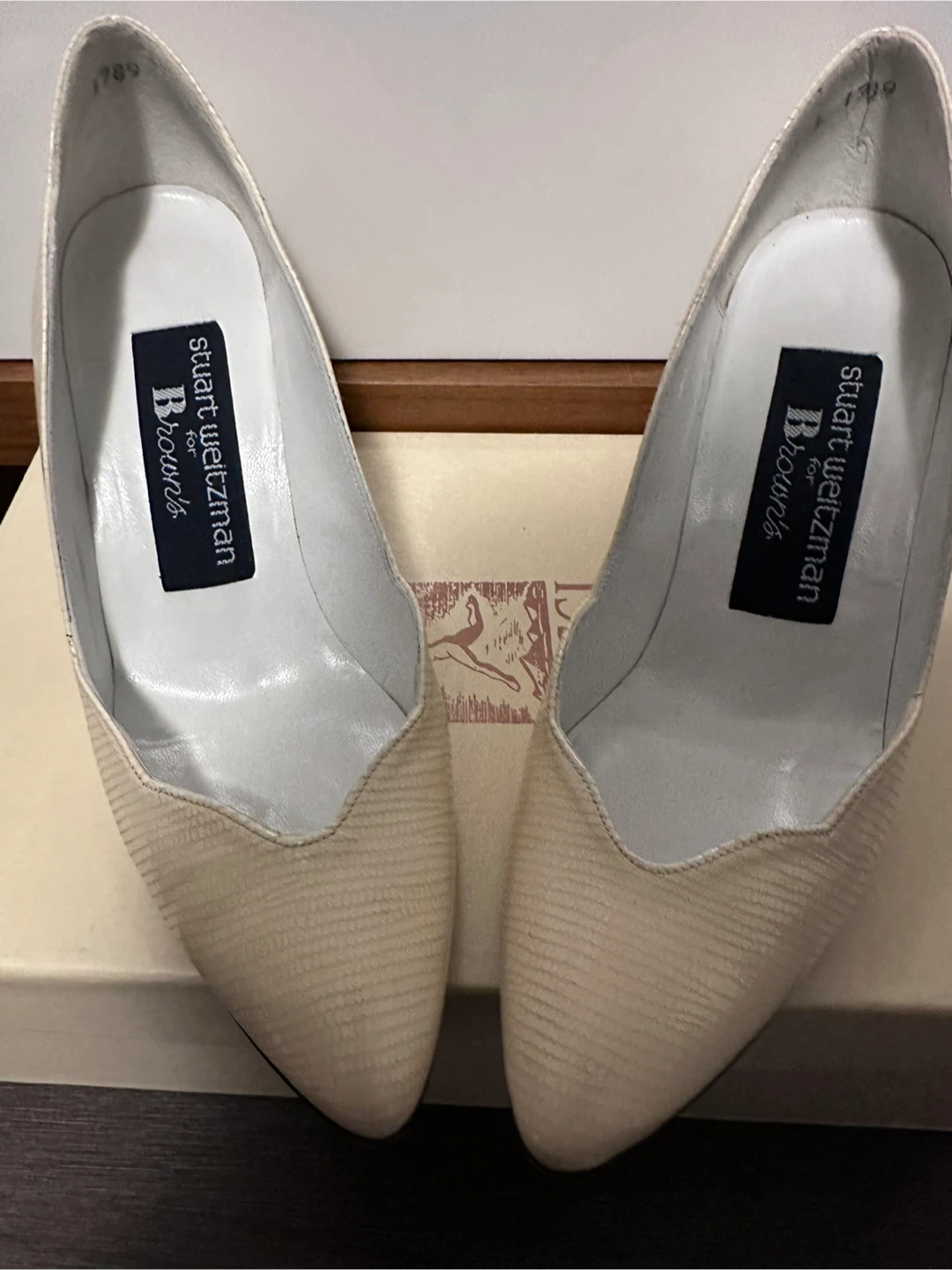 Stuart Weitzman classic cream / beige pumps heels size 4 - photo 3