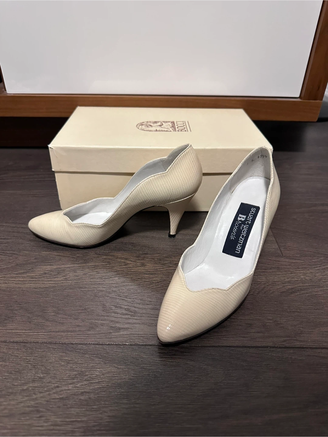 Stuart Weitzman classic cream / beige pumps heels size 4