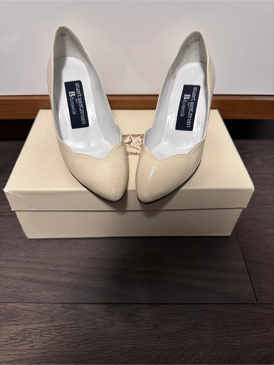 Stuart Weitzman classic cream / beige pumps heels size 4 - photo 2