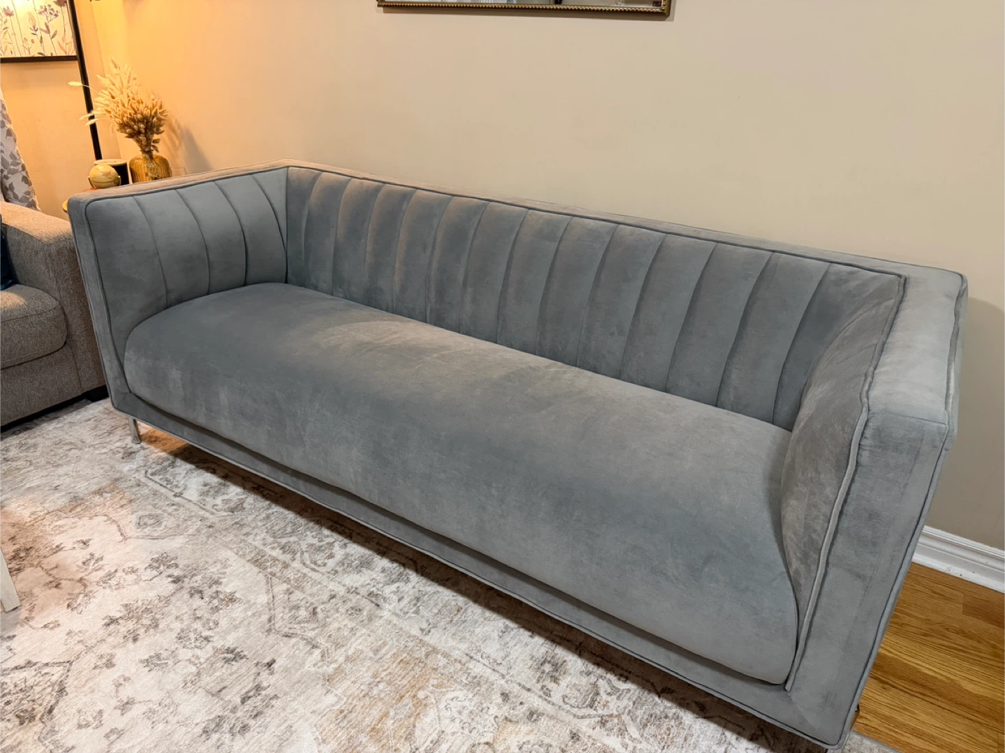 Brand New Modern Velvet Sofa – Light Grey – Never Used - photo 4
