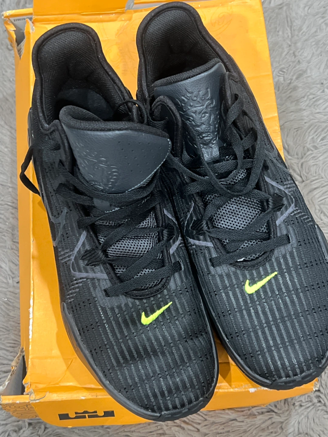 Nike LeBron Witness VI Basketball Shoes Black/Volt Size 13 - photo 2