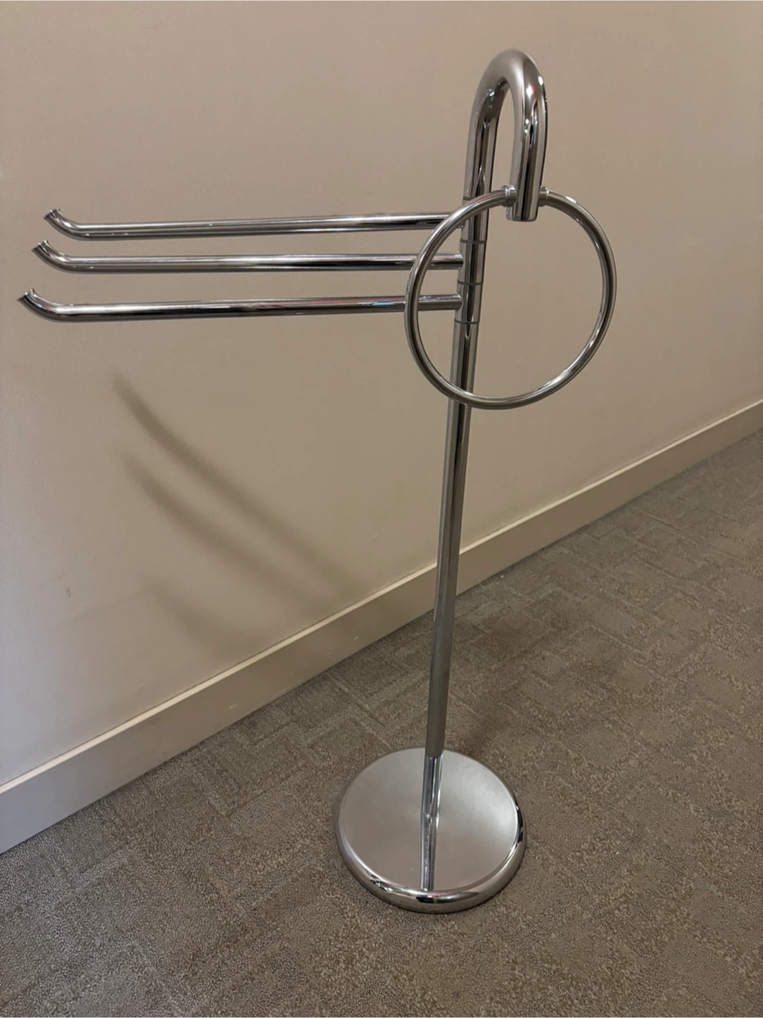 Chrome frestanding towel rack - mint condition