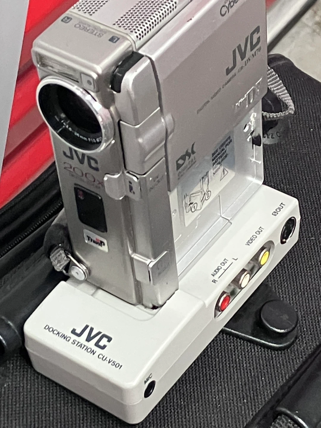 JVC GR-DVM70 Camcorder - photo 3