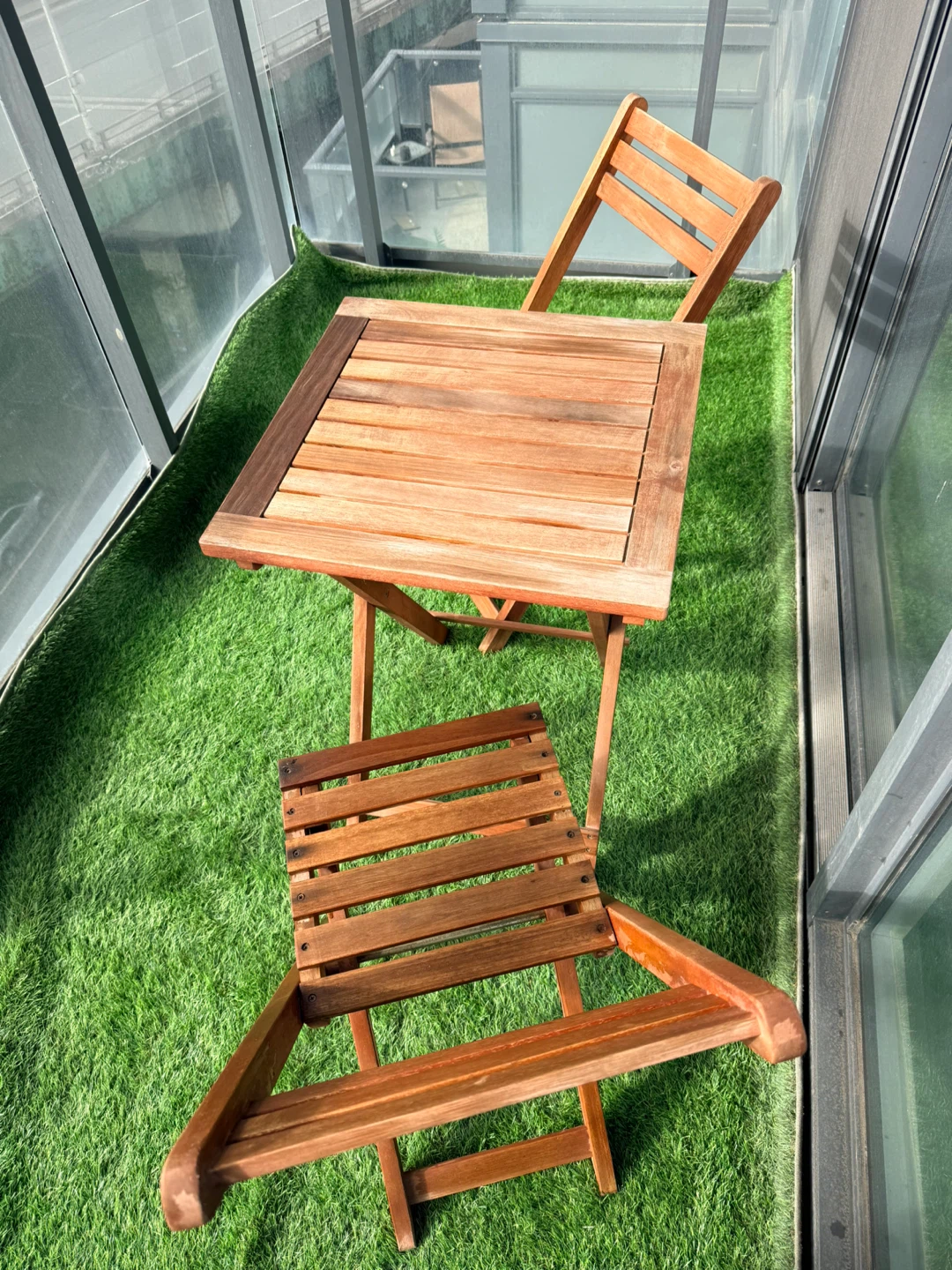 Wayfair Wooden Bistro Set with Table and Two Chairs & the carpet - photo 2