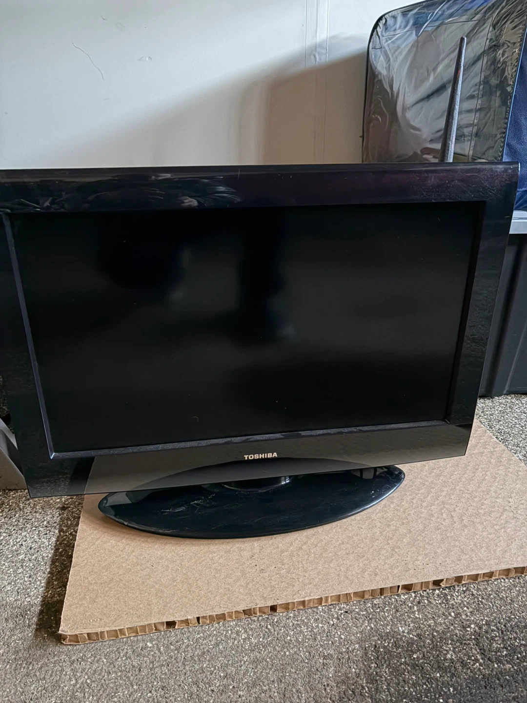 Toshiba Flat Screen TV - photo 2