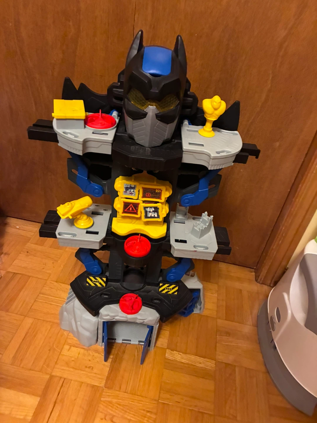 Fisher-Price Imaginext DC  Bat-Tech Batman Transforming Batcave