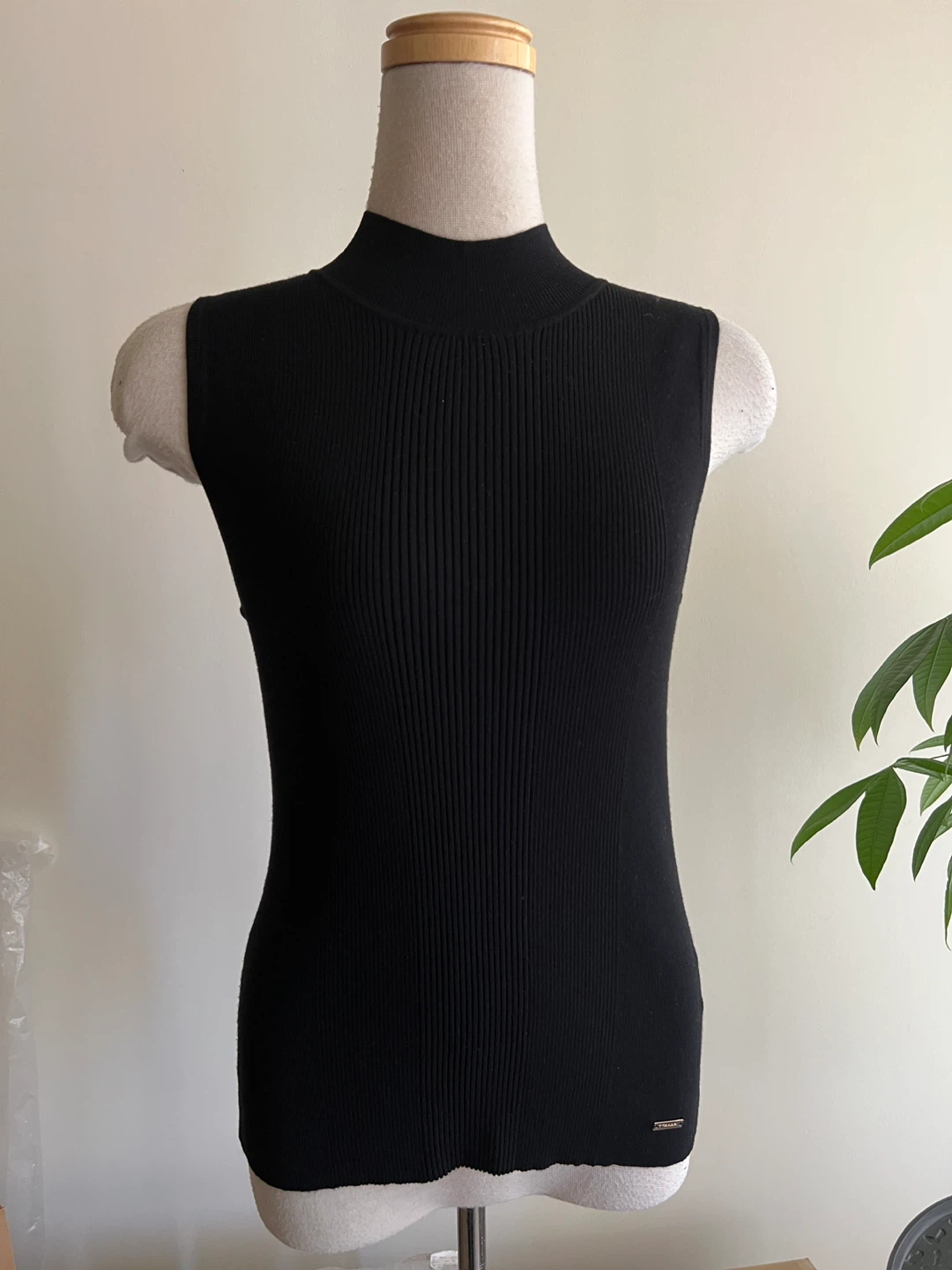 Black Sleeveless Mock Neck Ribbed Top - Medium