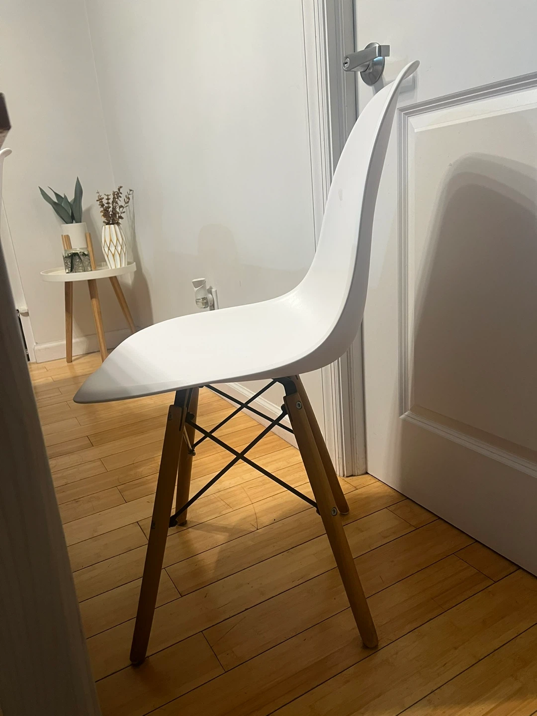 4 x 60 White Plastic Side Chair with Wood Legs - photo 2