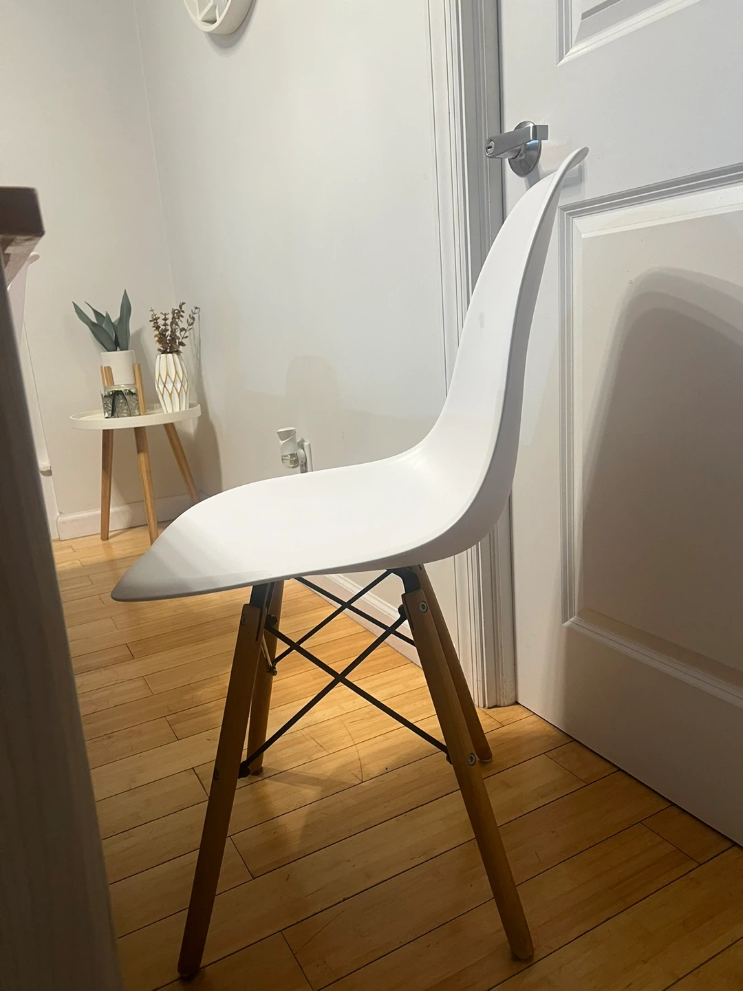 4 x 60 White Plastic Side Chair with Wood Legs - photo 5