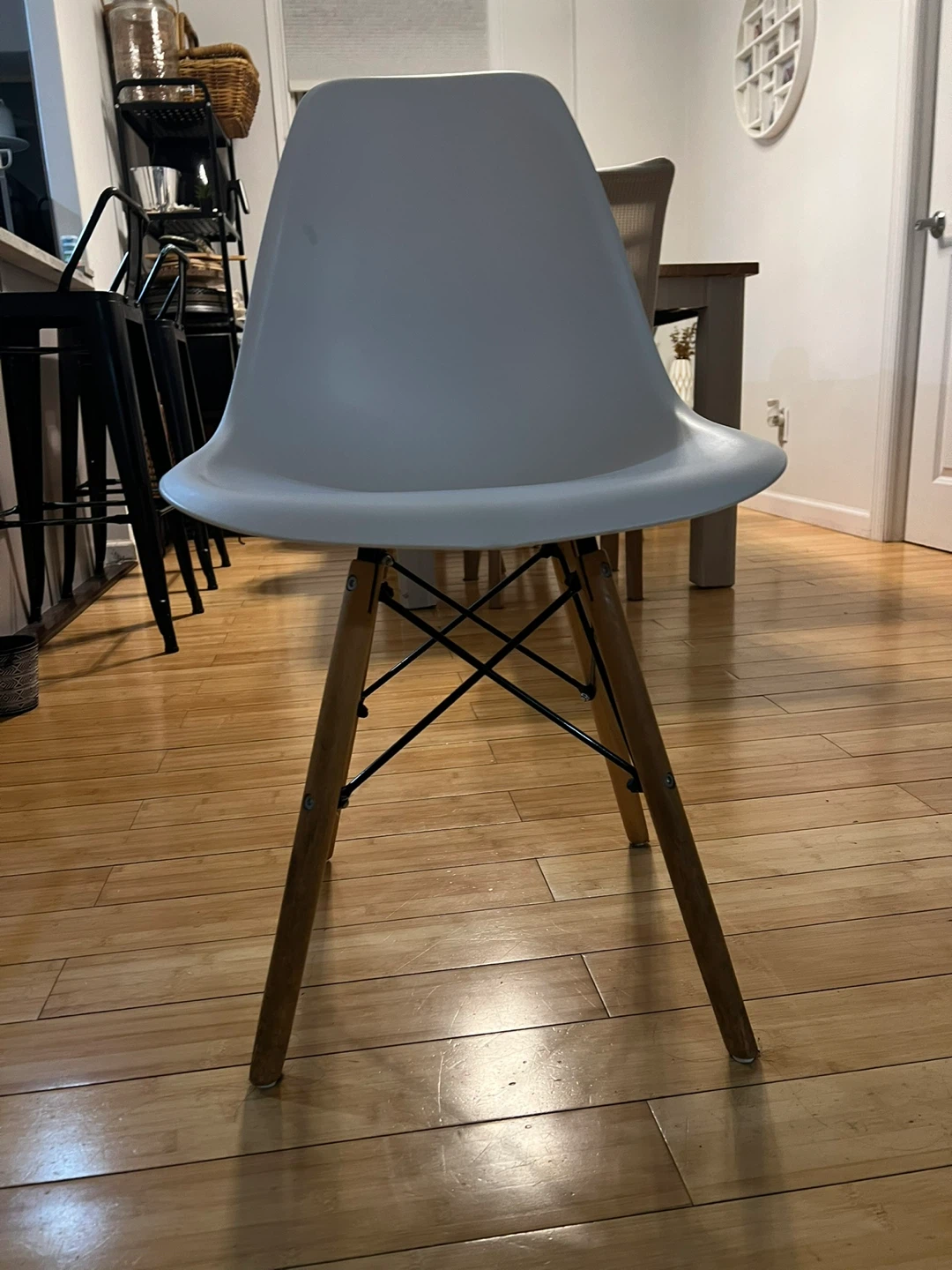 4 x 60 White Plastic Side Chair with Wood Legs - photo 3