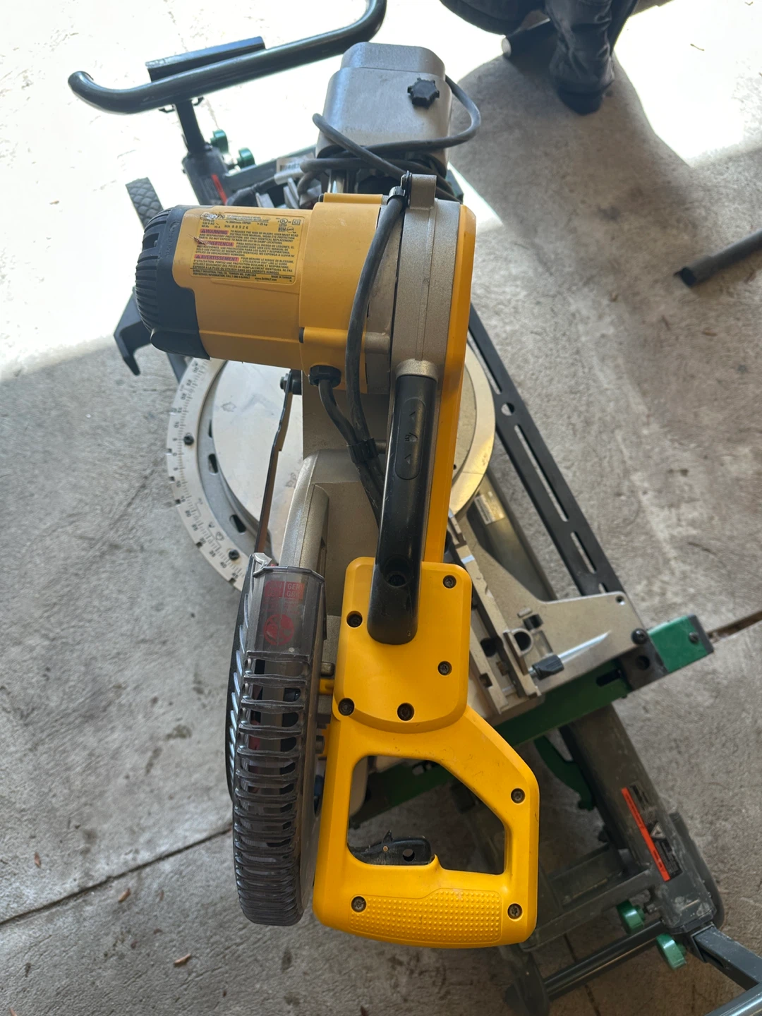 DEWALT 12" Sliding Compound Miter Saw DW779