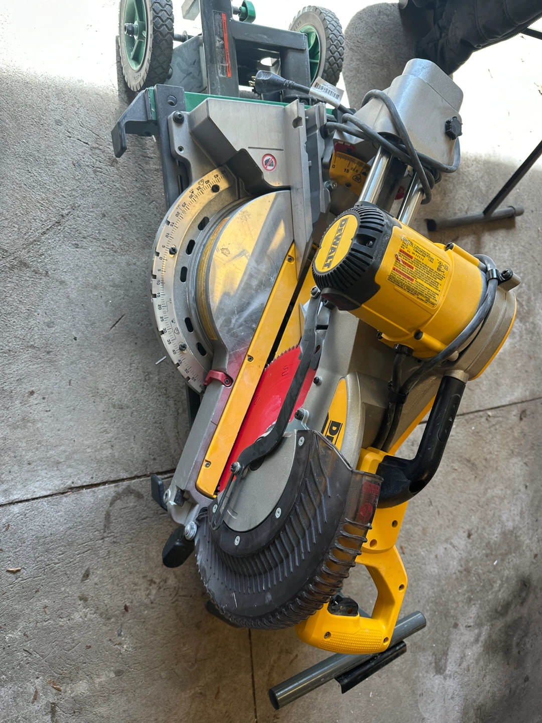 DEWALT 12" Sliding Compound Miter Saw DW779 - photo 3