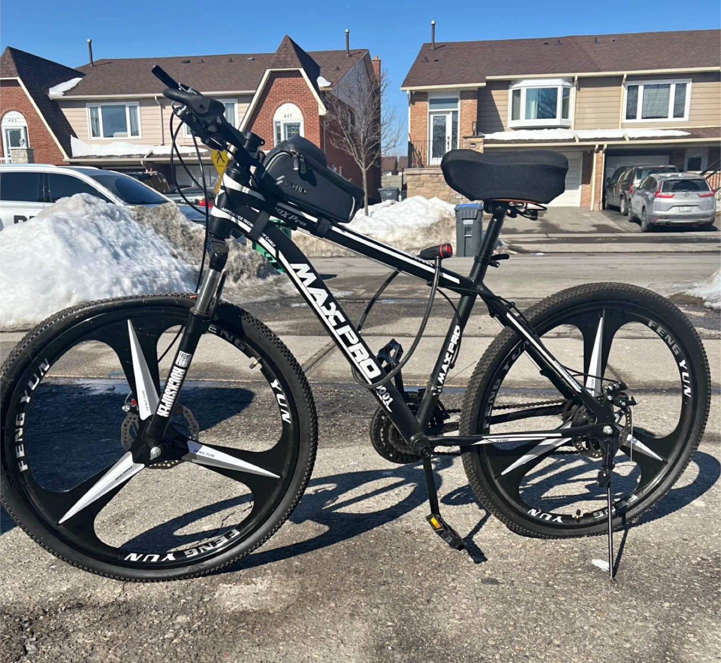 MAXPRO Mountain Bike with Gel Seat and Handlebar Bag