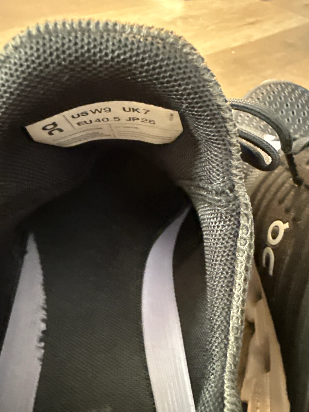 On Cloud Running Shoes - women’s Size US 9 - photo 4