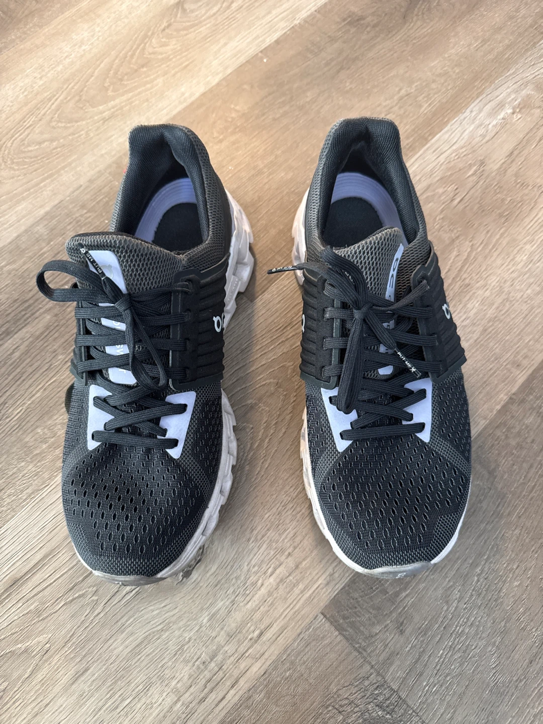 On Cloud Running Shoes - women’s Size US 9