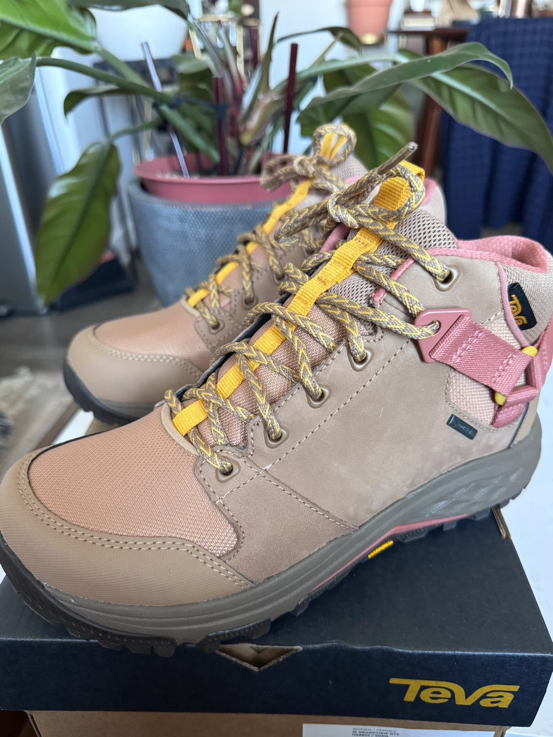 Teva Hiking Boots Size: Women’s 8.5 - photo 2