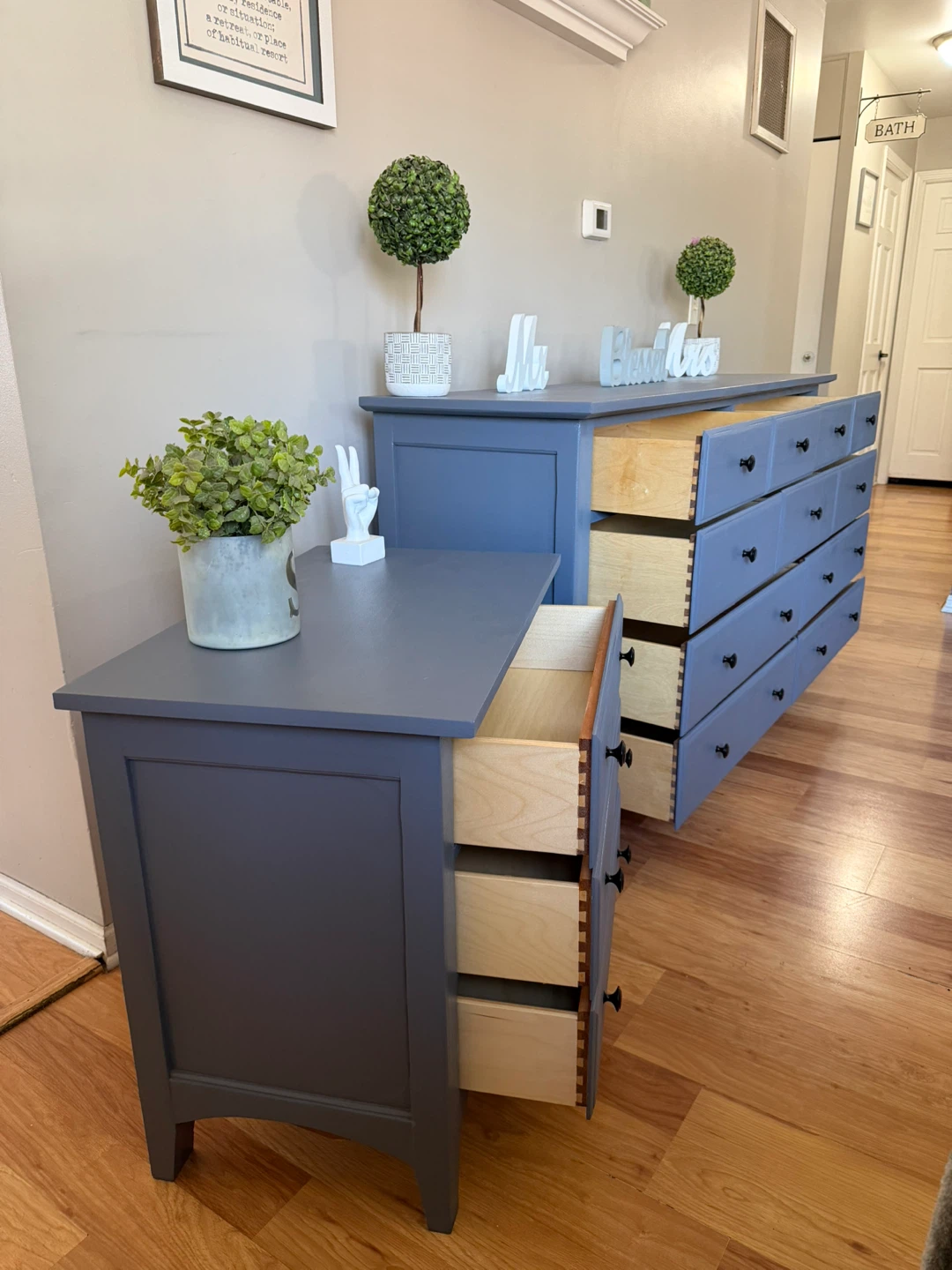 ✨🩶Gorgeous solid dresser & nightstand🩶✨ - photo 3