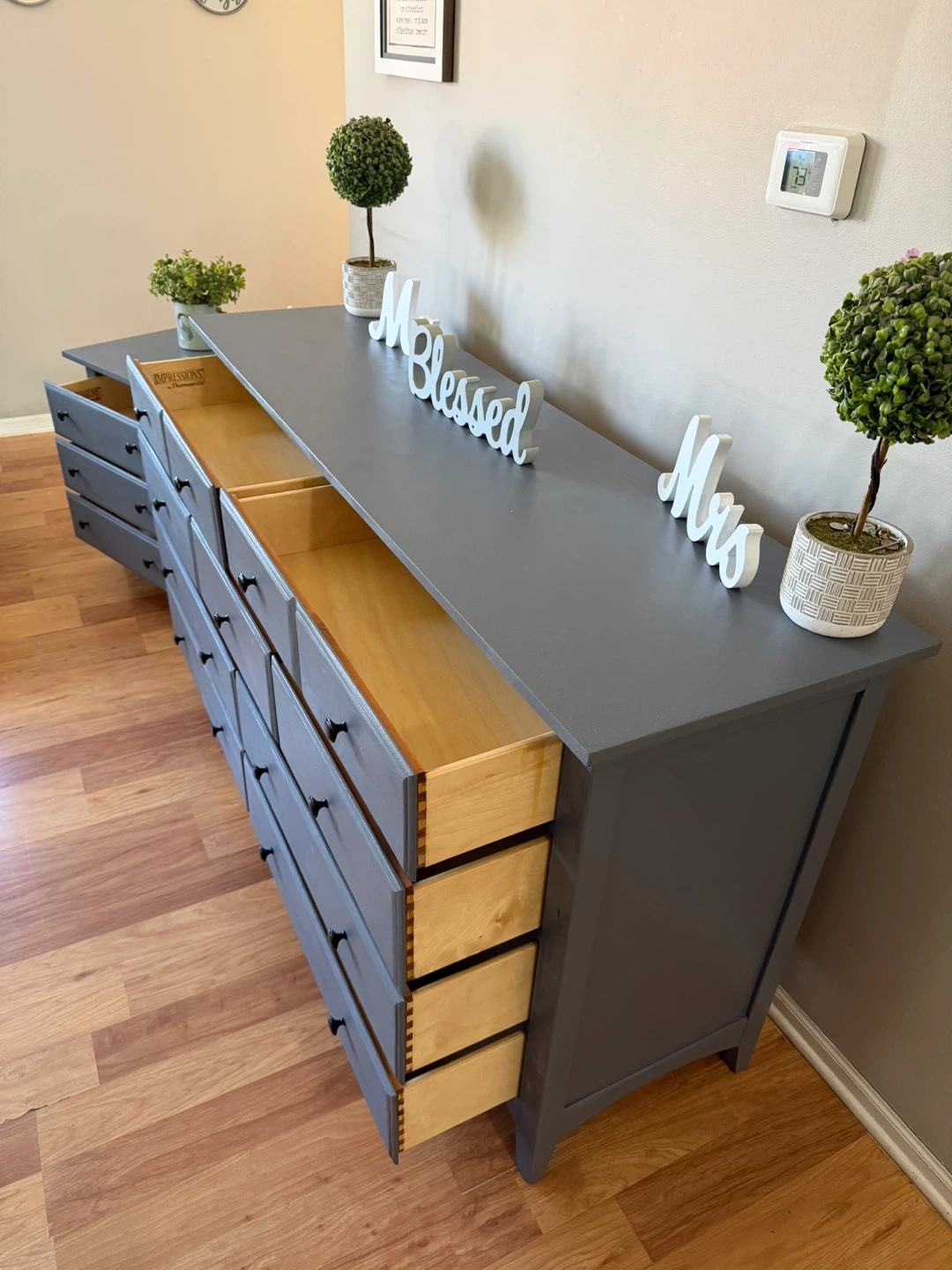 ✨🩶Gorgeous solid dresser & nightstand🩶✨ - photo 4