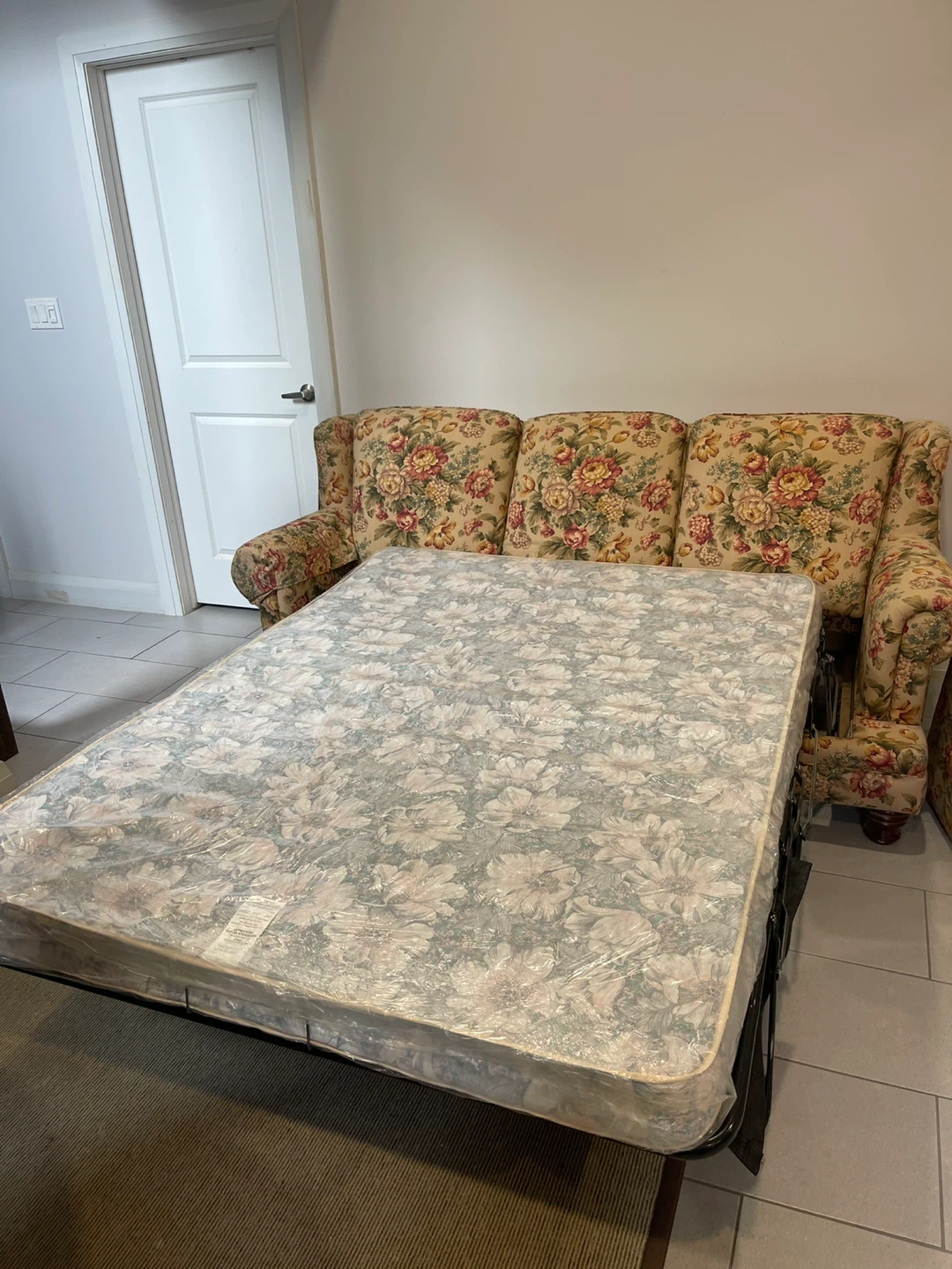Floral pull out Sofa with Plaid Accent Pillows - photo 4
