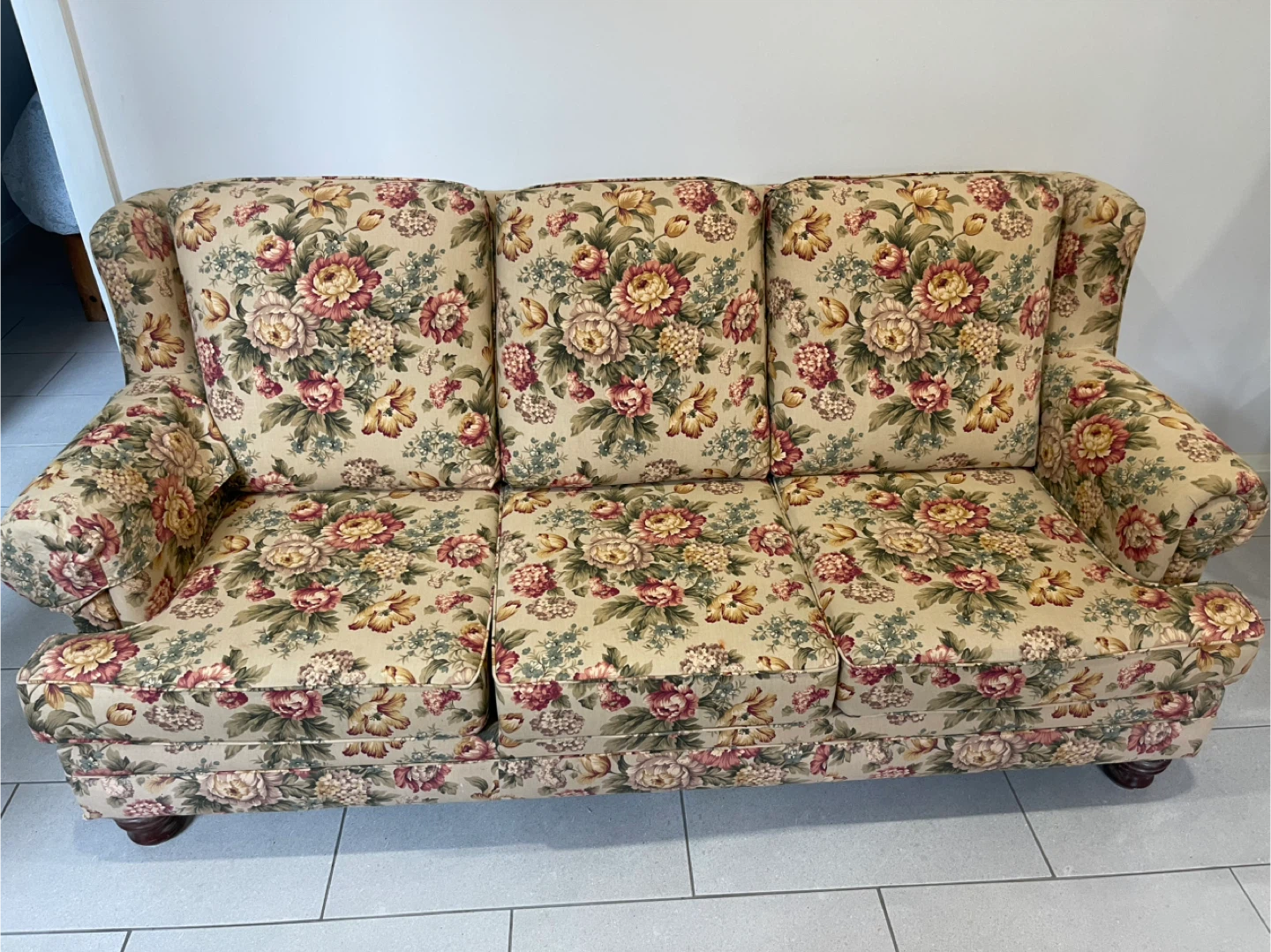 Floral pull out Sofa with Plaid Accent Pillows - photo 5