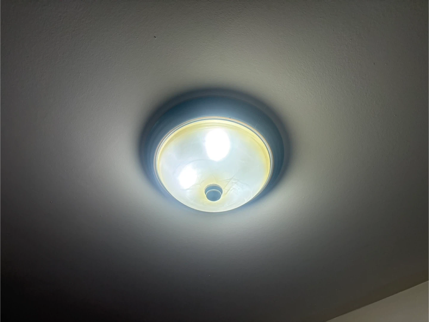 Ceiling light fixture
