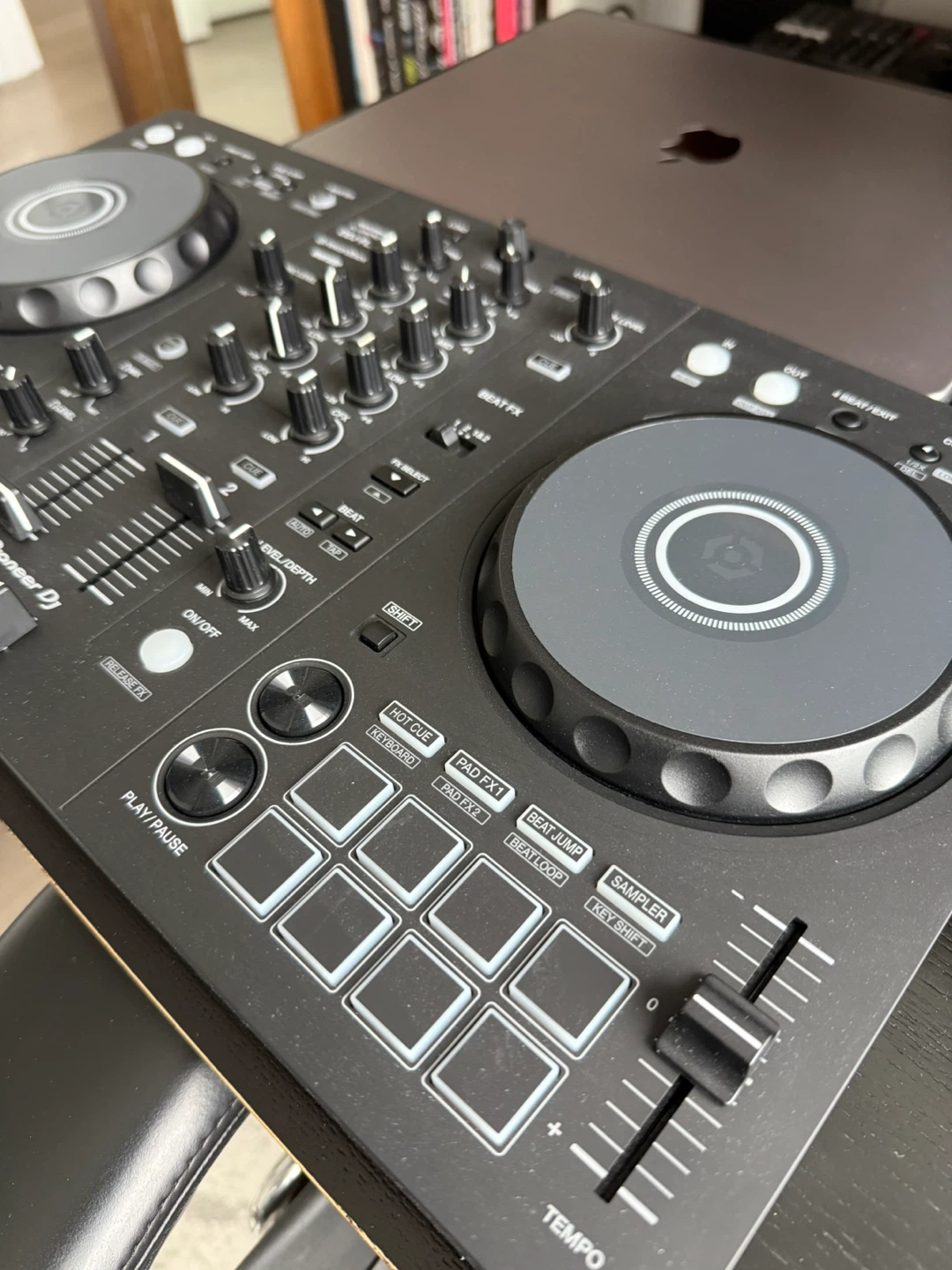 Pioneer DJ DDJ-FLX4 Performance DJ Controller - photo 2