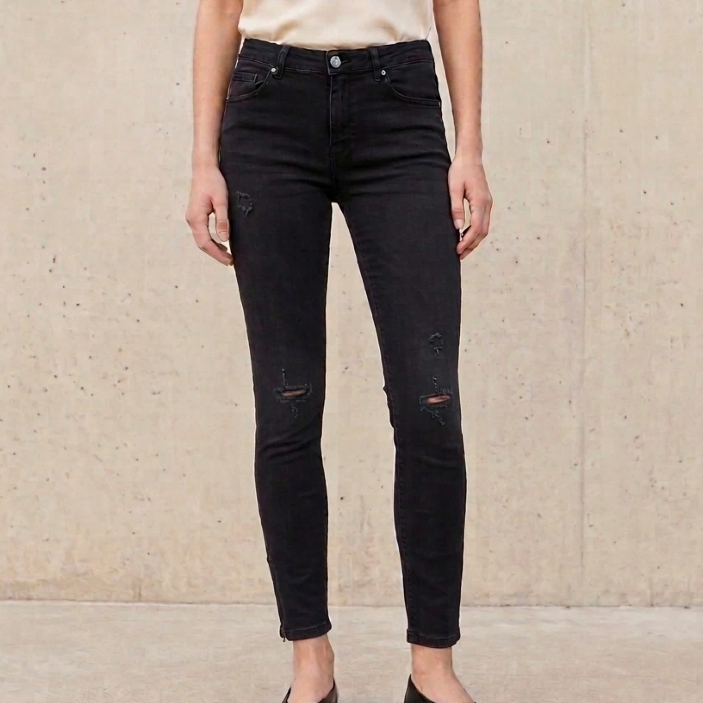 Zara Distressed Mid Rise Slim Fit Jeans Ankle Zip Size 10