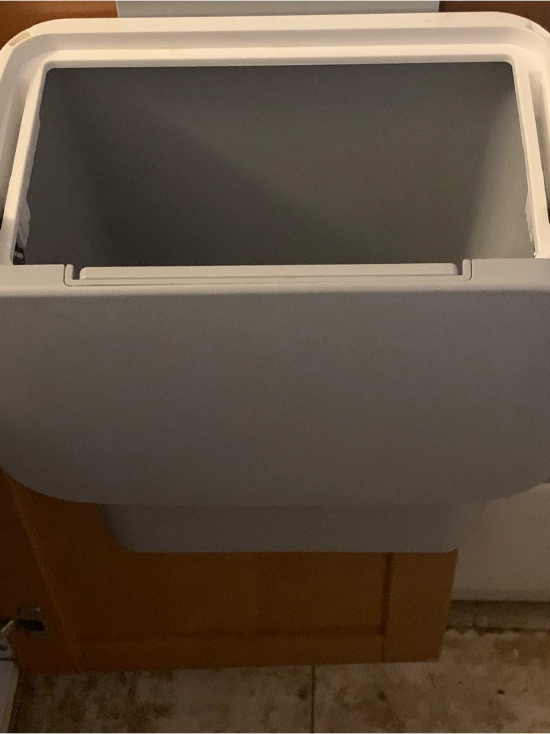2.4 Gallon hanging trash bin