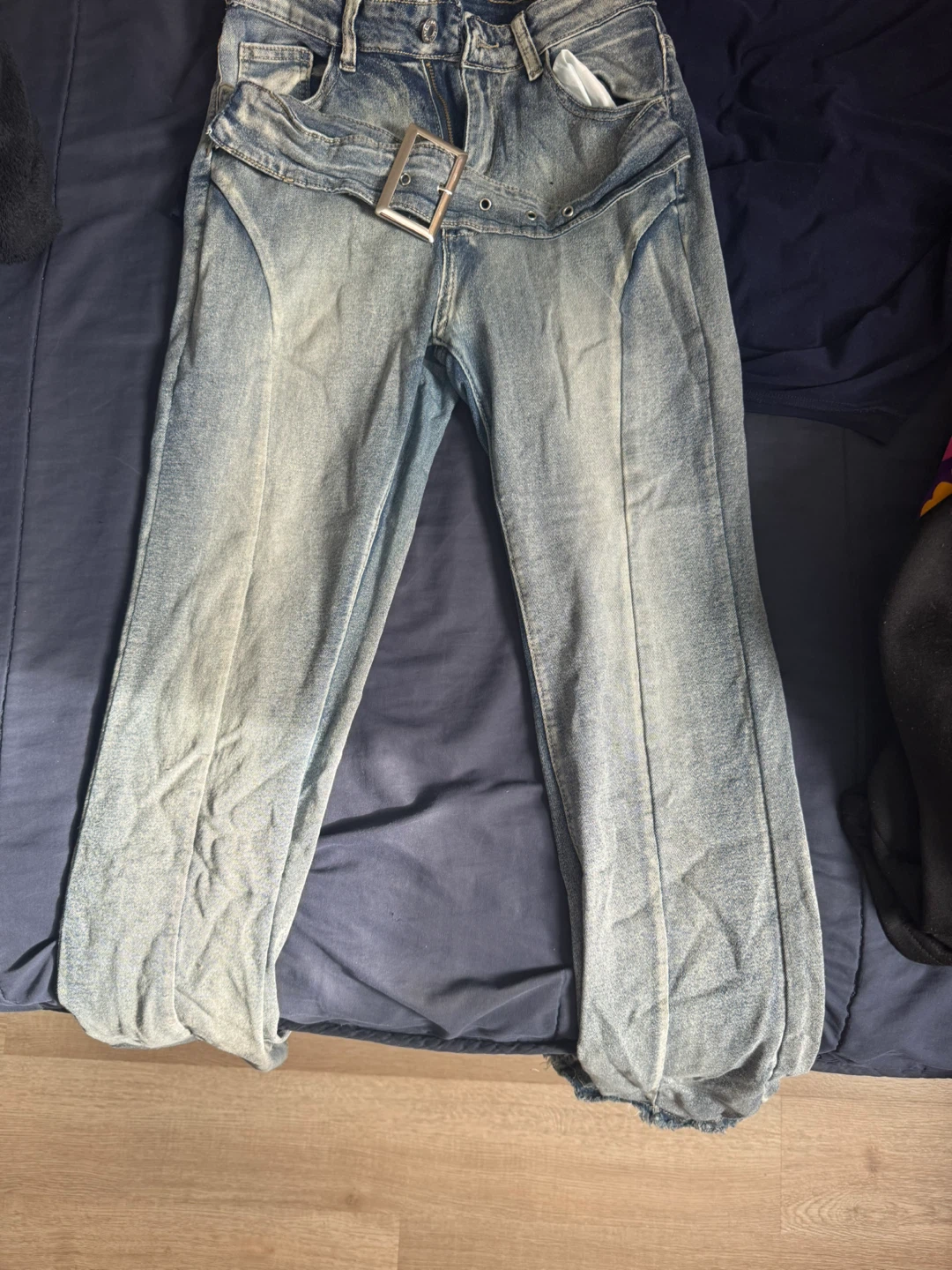 Women's Light Wash Denim Jeans with Belt - photo 2
