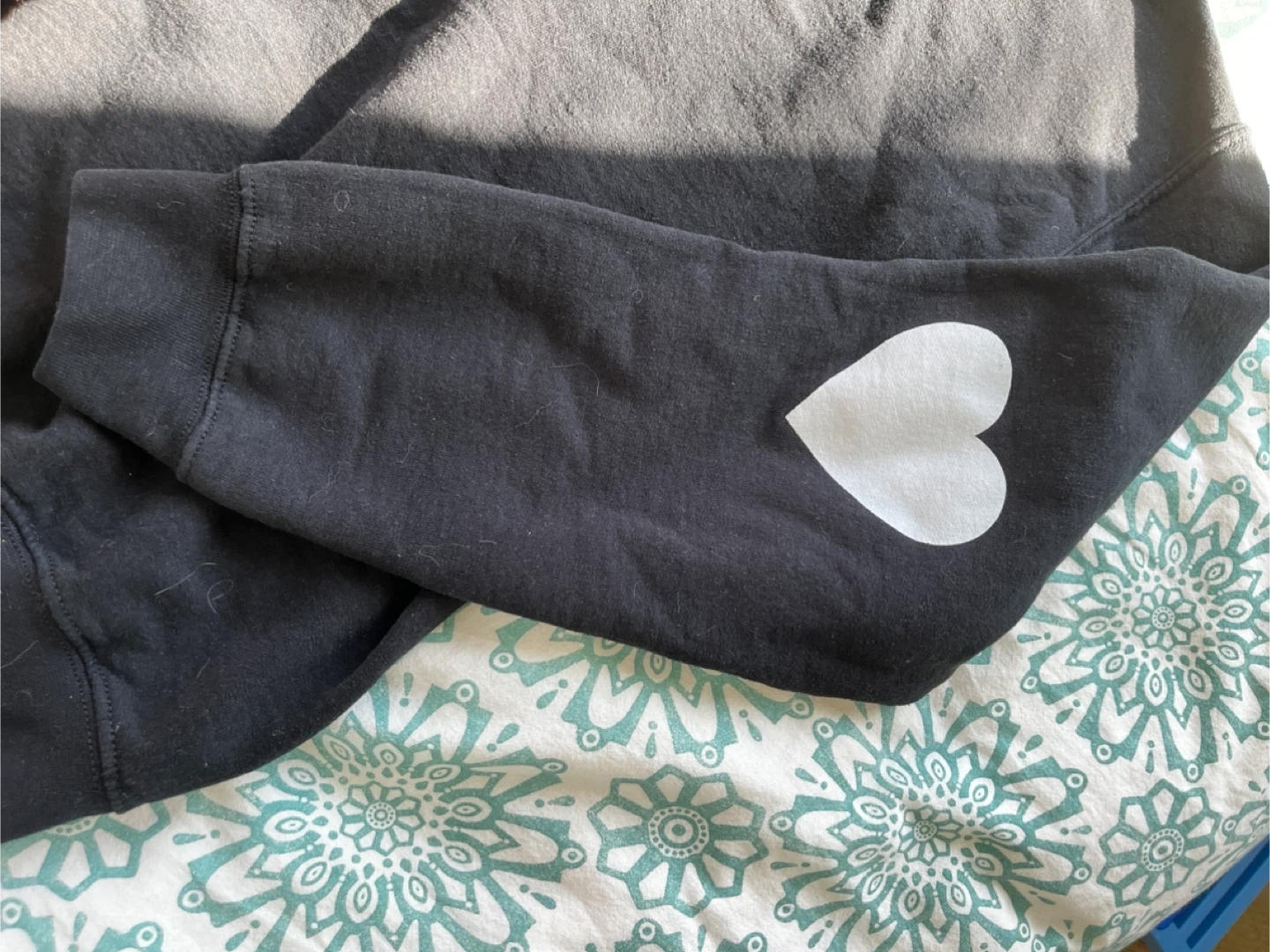 Gildan Heavy Blend Crewneck Sweatshirt with Heart - Medium - photo 2