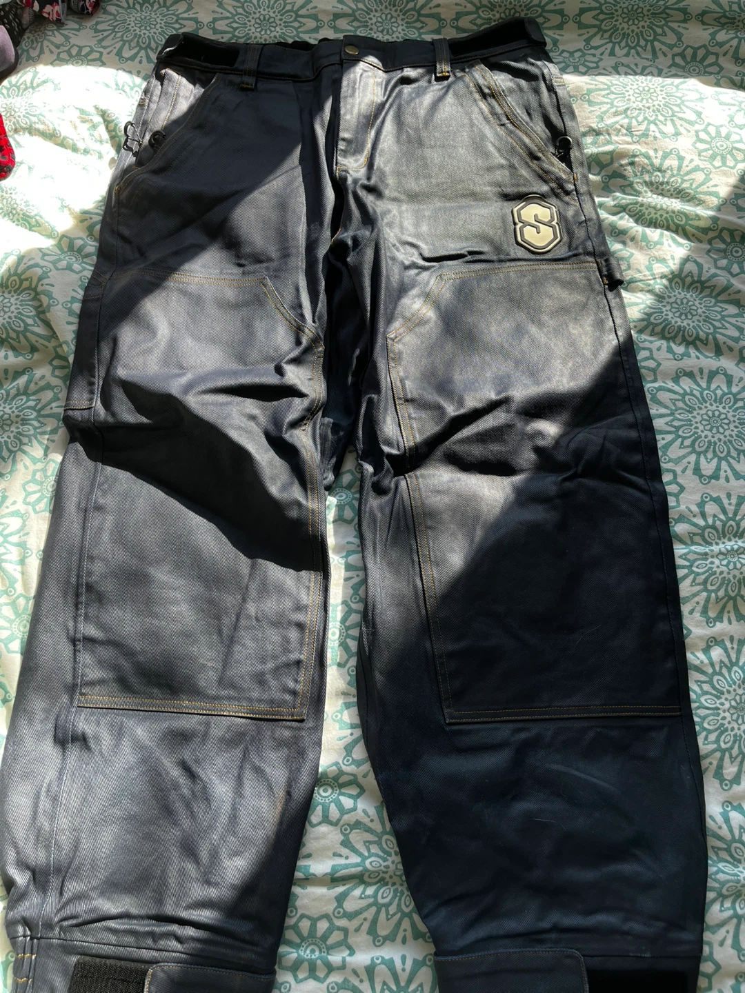 Souvenir snow pants