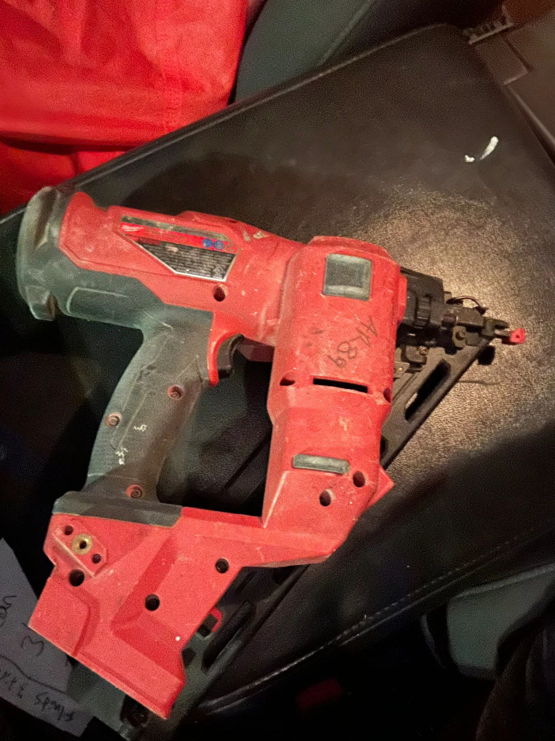Milwaukee M18 FUEL 15-Gauge Angled Finish Nailer DA - photo 2