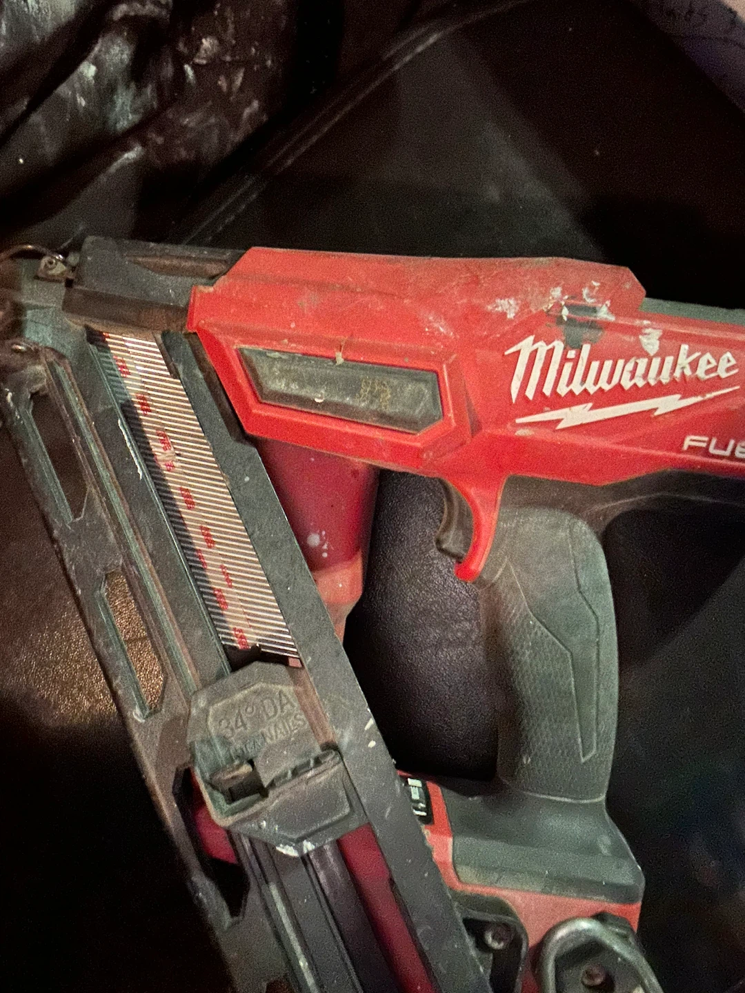 Milwaukee M18 FUEL 15-Gauge Angled Finish Nailer DA - photo 3