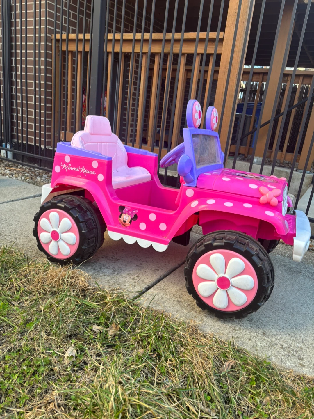Pink Minnie Mouse Ride-On Car for Kids - photo 2