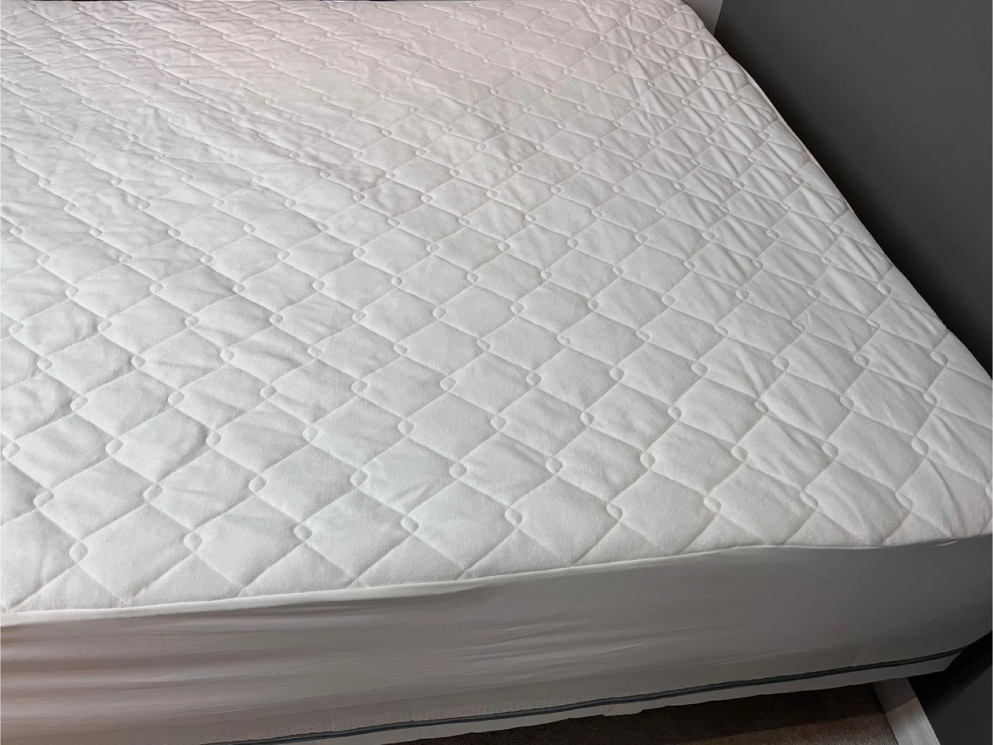 Queen size mattress with protector - photo 5