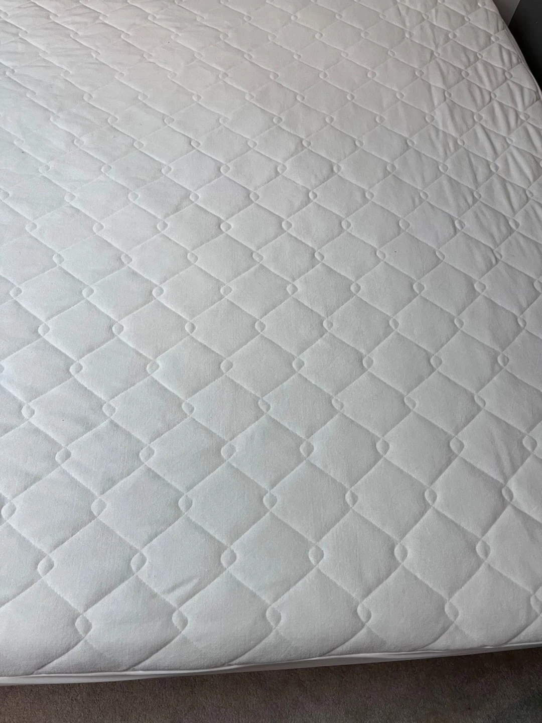 Queen size mattress with protector - photo 2