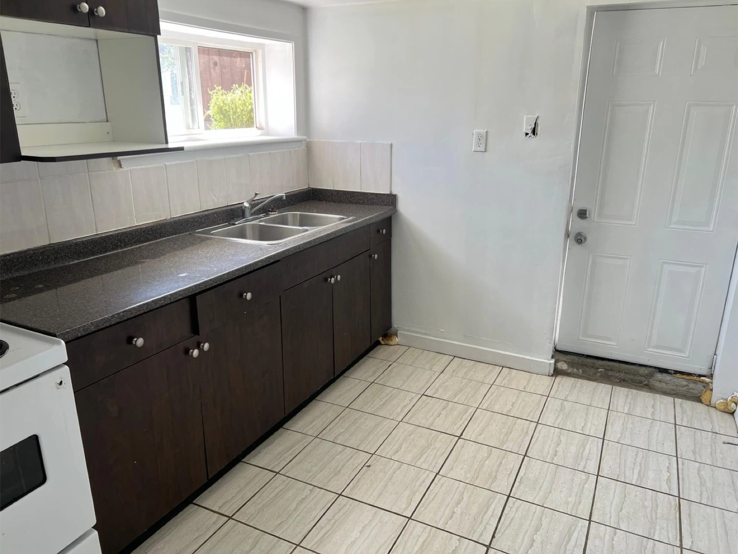 One bedroom basement suite in Vancouver - photo 2