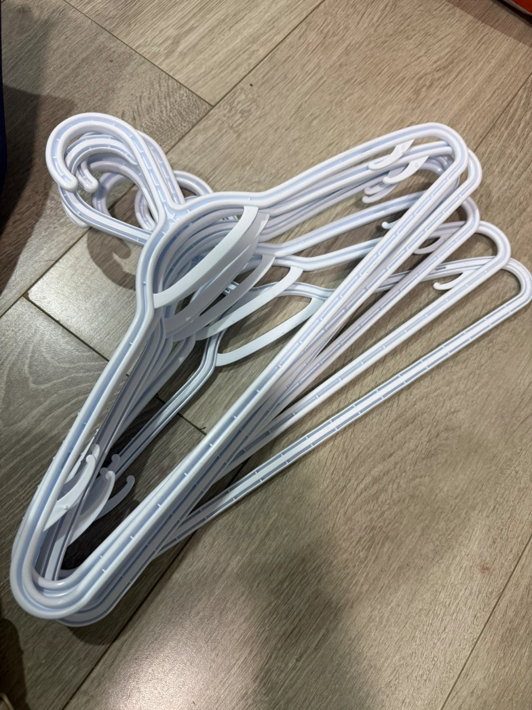 Wooden and Plastic Clothes Hangers - photo 3
