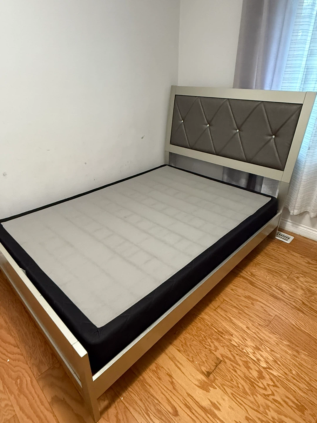 ENTIRE Bedroom SET!! 7 piece + box! Excellent condition - photo 3