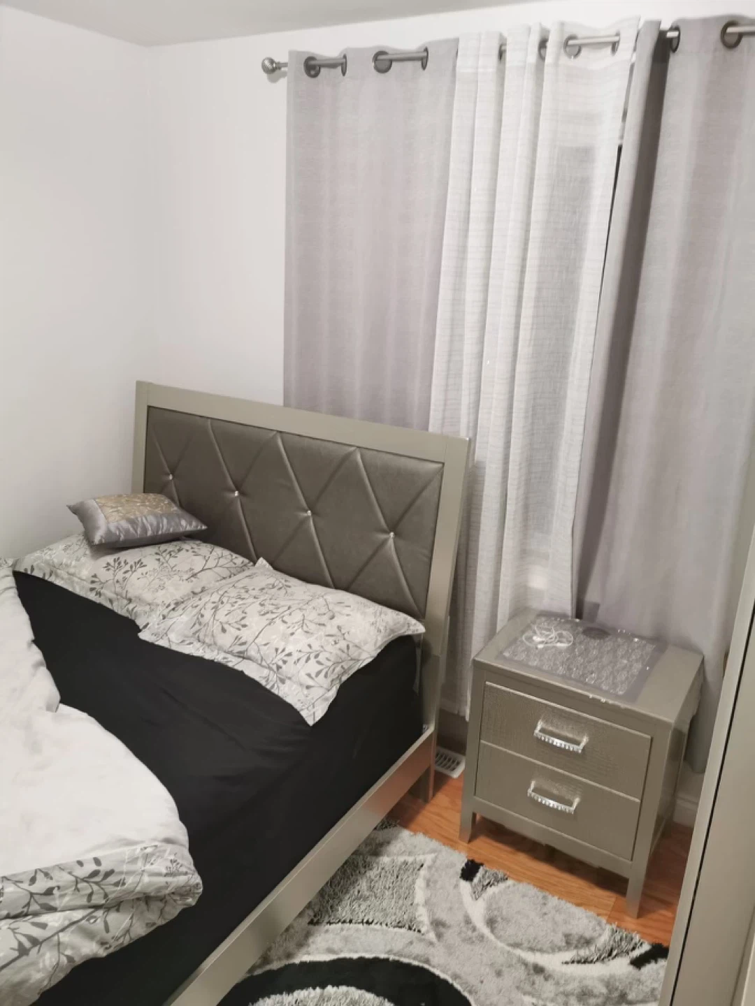 ENTIRE Bedroom SET!! 7 piece + box! Excellent condition - photo 2
