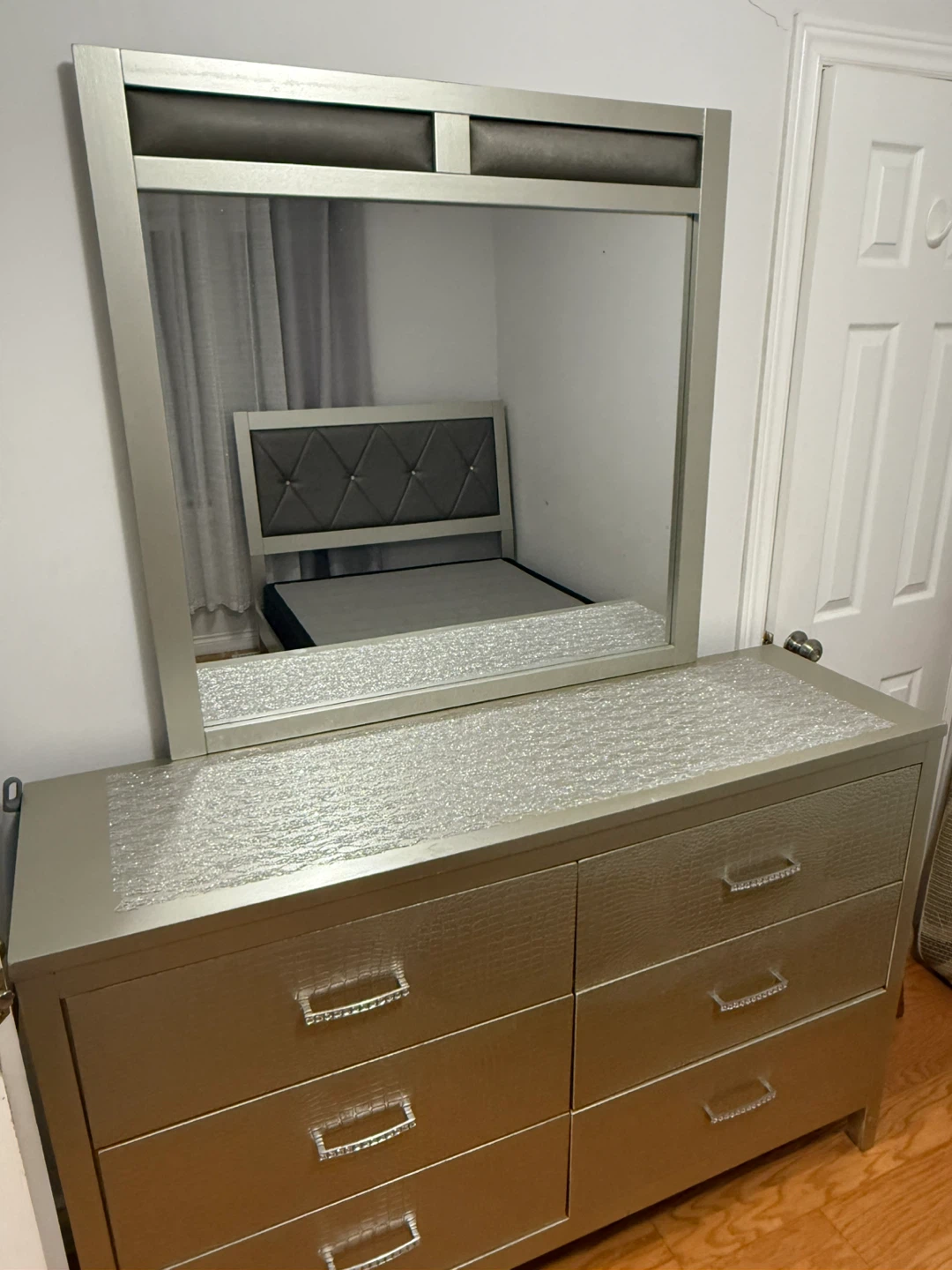 ENTIRE Bedroom SET!! 7 piece + box! Excellent condition